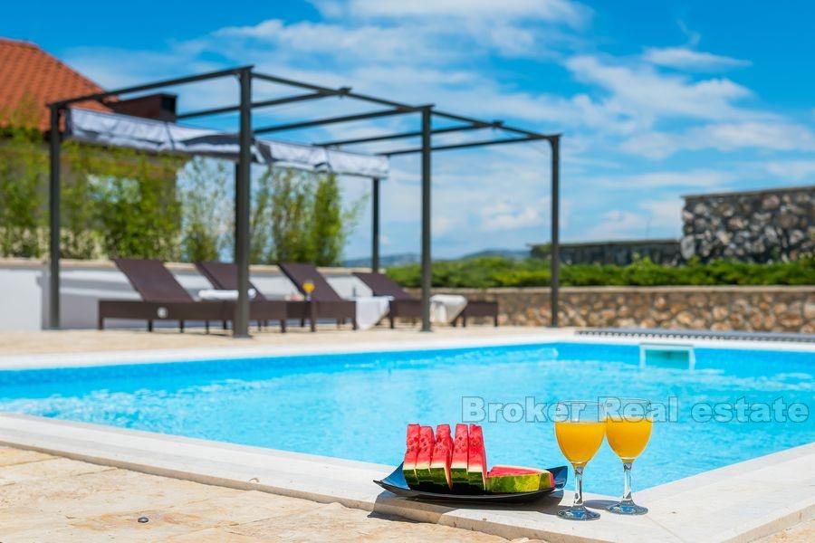 Murter - Nydelig steinhus med svømmebasseng