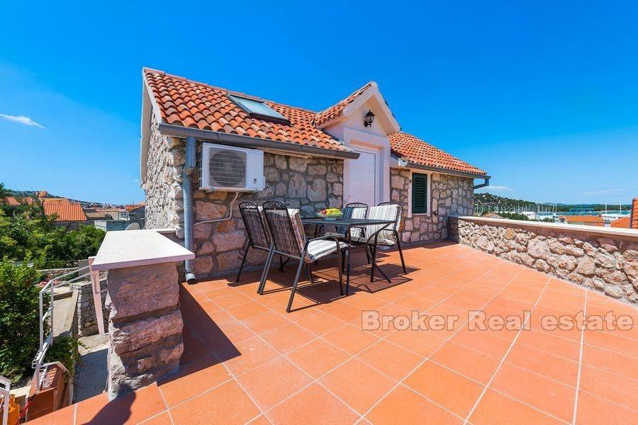 Murter - Nydelig steinhus med svømmebasseng