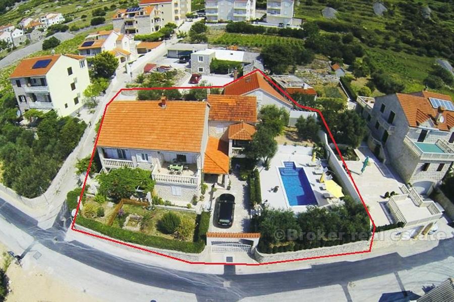 Wyspa Brac, piękny dom z apartamentami w mieście Bol