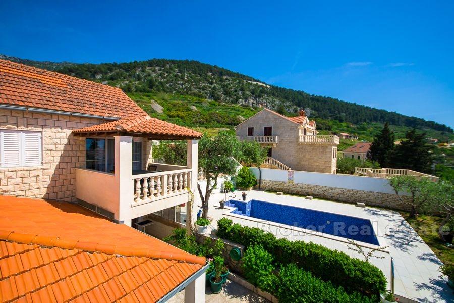 Wyspa Brac, piękny dom z apartamentami w mieście Bol