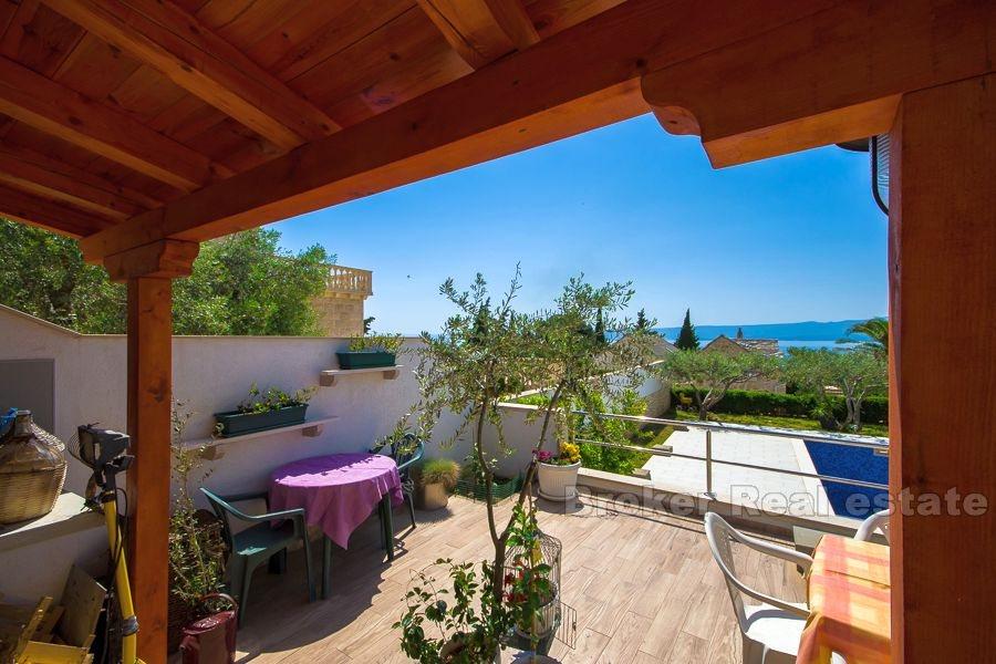 Wyspa Brac, piękny dom z apartamentami w mieście Bol