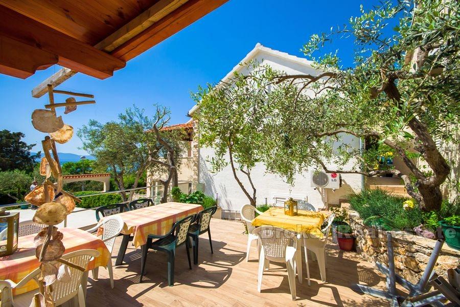 Wyspa Brac, piękny dom z apartamentami w mieście Bol