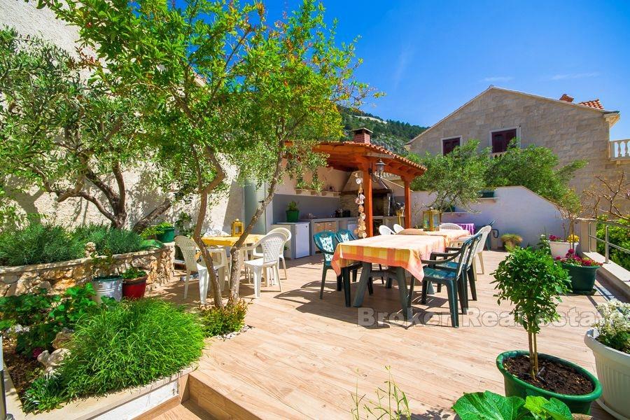 Wyspa Brac, piękny dom z apartamentami w mieście Bol