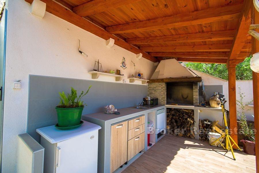 Wyspa Brac, piękny dom z apartamentami w mieście Bol