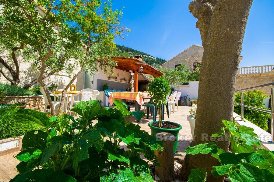 Wyspa Brac, piękny dom z apartamentami w mieście Bol