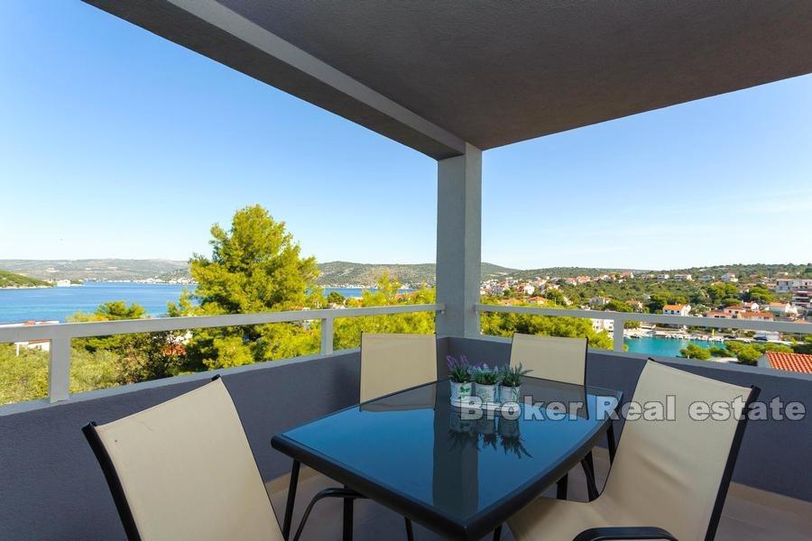 Rogoznica, nově postavený dům s bazénem a výhledem na moře