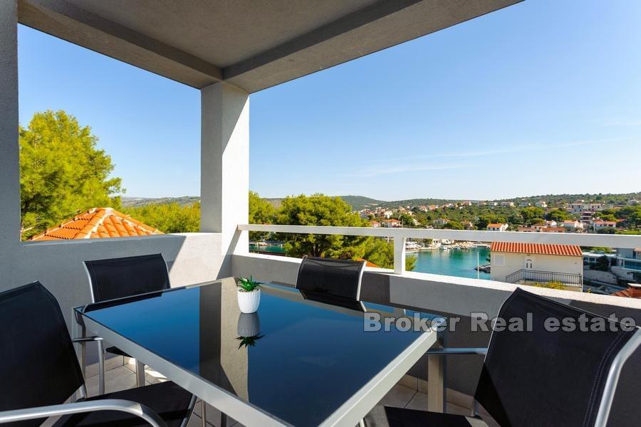 Rogoznica, nowo wybudowany dom z basenem i widokiem na morze