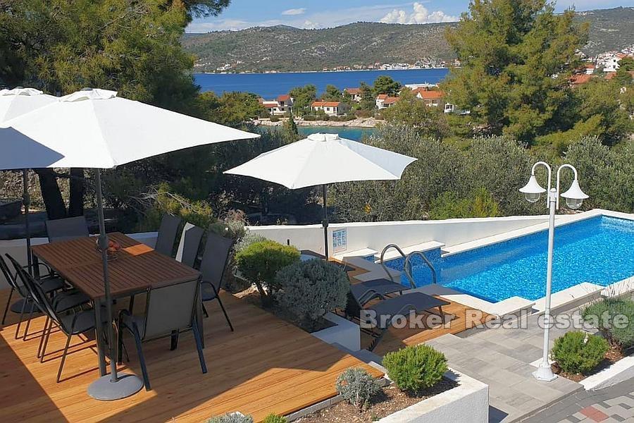 Rogoznica, nowo wybudowany dom z basenem i widokiem na morze