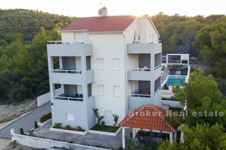 Rogoznica, nowo wybudowany dom z basenem i widokiem na morze