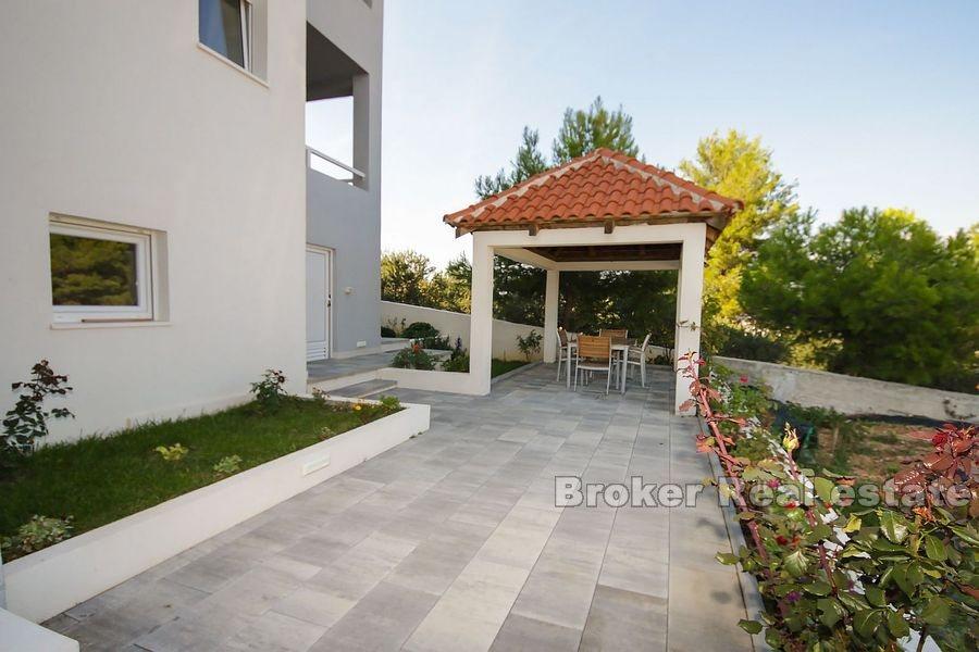 Rogoznica, nowo wybudowany dom z basenem i widokiem na morze