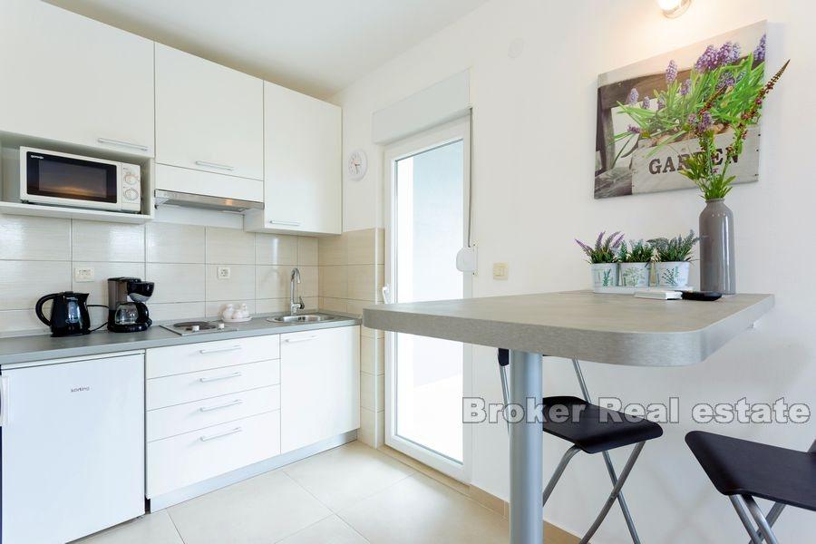 Rogoznica, nowo wybudowany dom z basenem i widokiem na morze