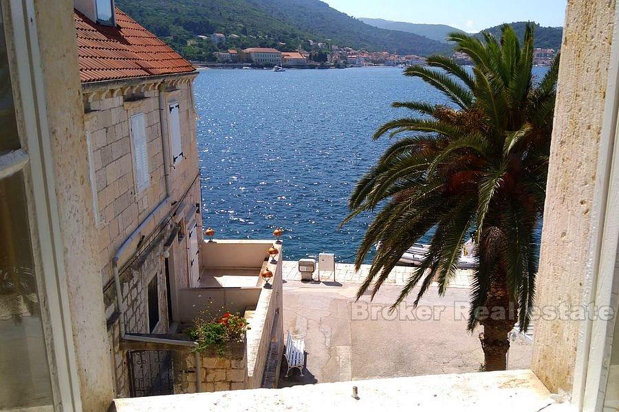 Vis - krásný kamenný dům v první řadě k moři