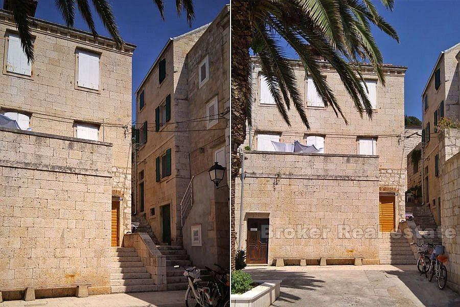 Vis - Belle maison en pierre au premier rang de la mer