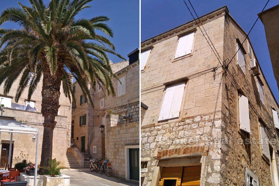 Vis - Belle maison en pierre au premier rang de la mer