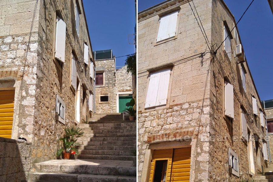 Vis - Belle maison en pierre au premier rang de la mer