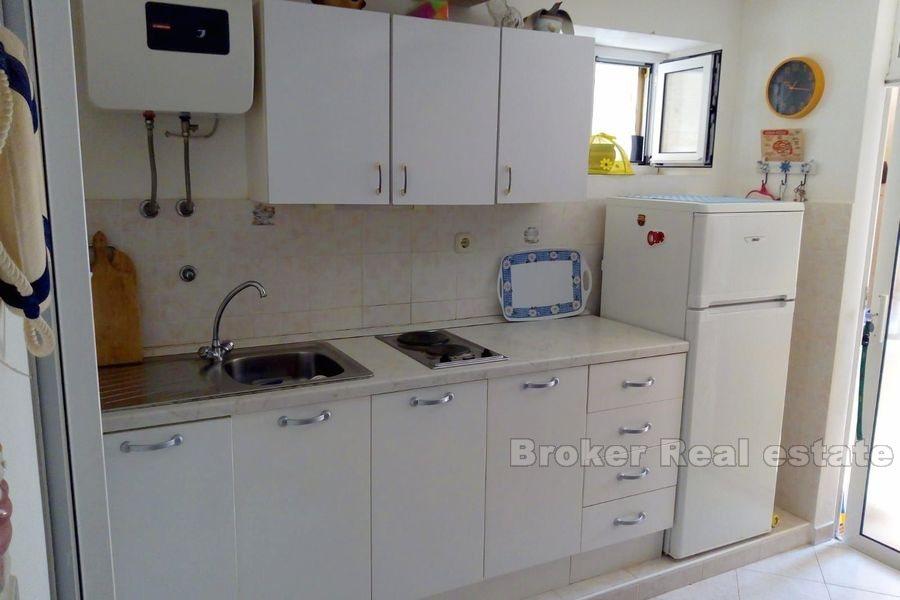 Vis - Belle maison en pierre au premier rang de la mer