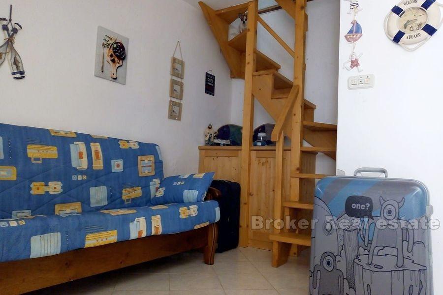 Vis - Belle maison en pierre au premier rang de la mer