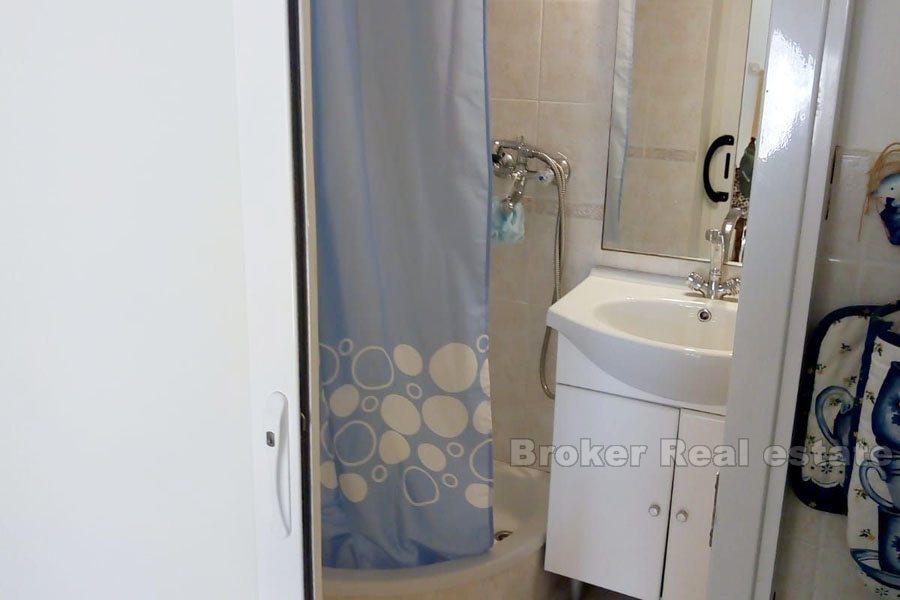 Vis - Belle maison en pierre au premier rang de la mer