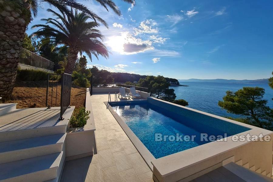 Île de Brac - Villa moderne au premier rang de la mer