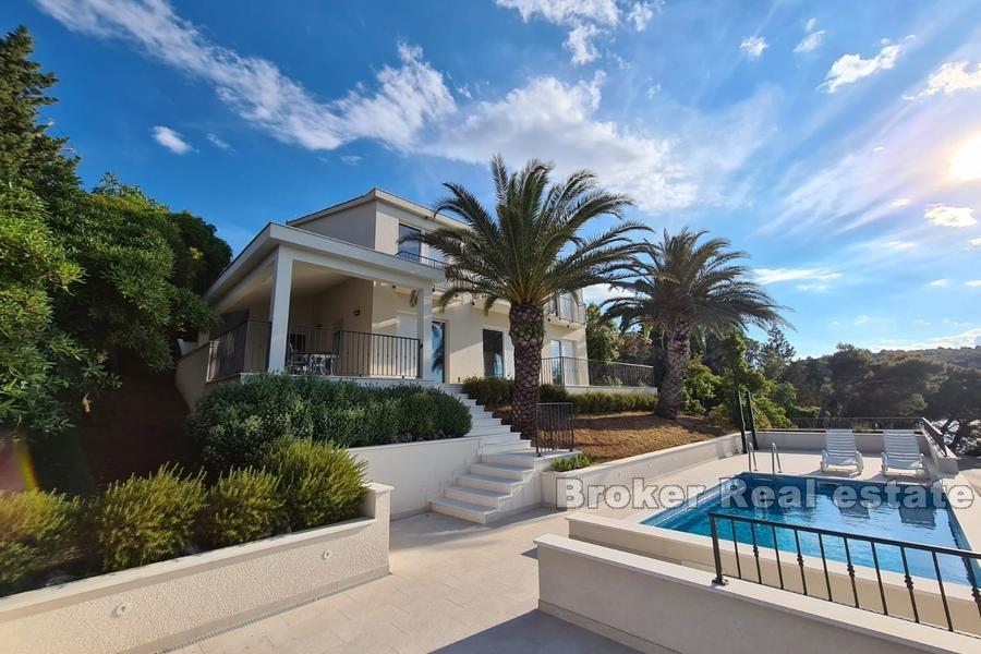 Île de Brac - Villa moderne au premier rang de la mer