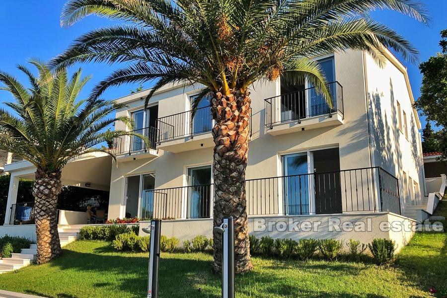 Île de Brac - Villa moderne au premier rang de la mer