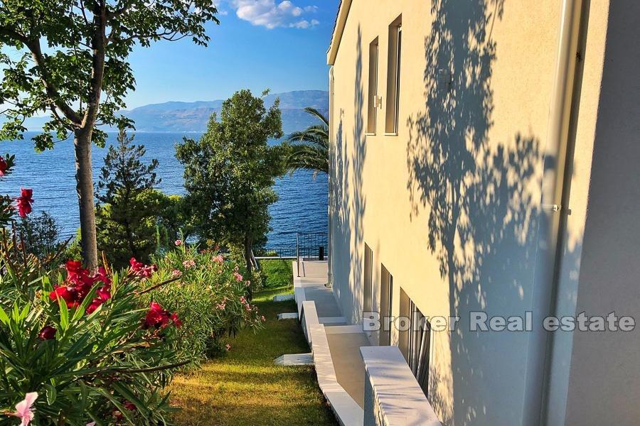 Île de Brac - Villa moderne au premier rang de la mer