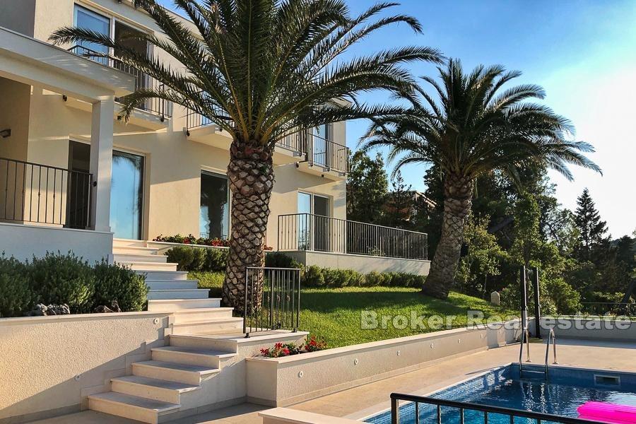 Île de Brac - Villa moderne au premier rang de la mer