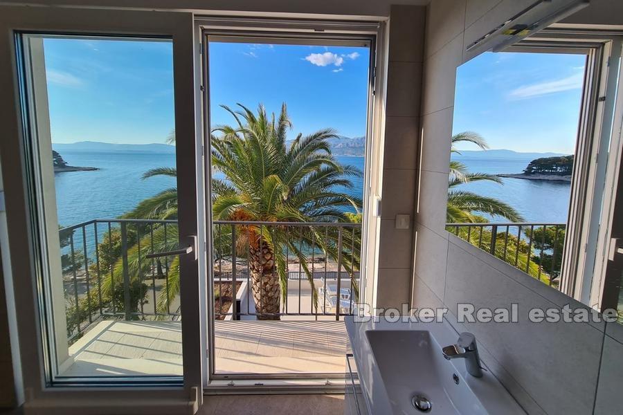 Île de Brac - Villa moderne au premier rang de la mer