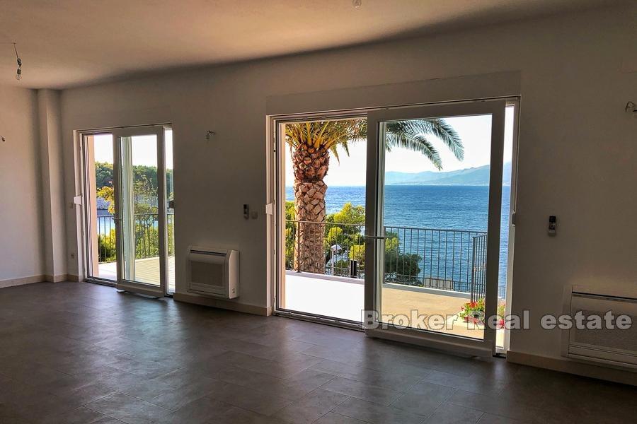 Île de Brac - Villa moderne au premier rang de la mer