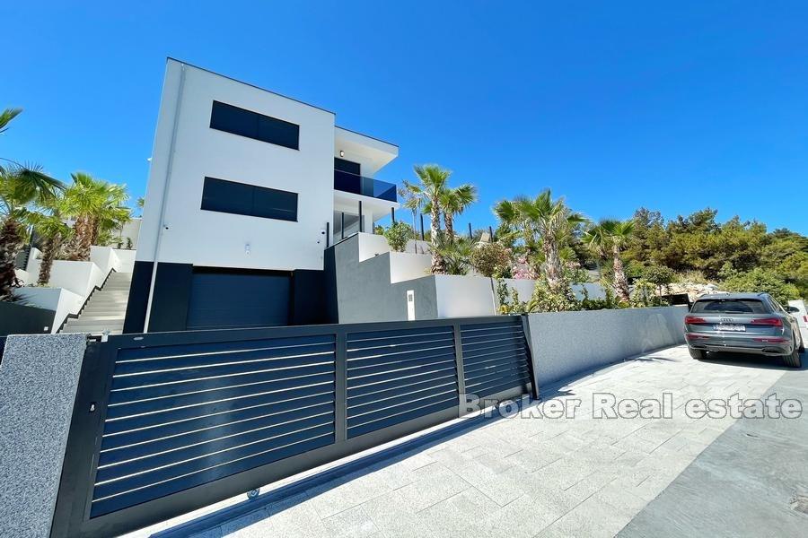 Rogoznica, belle villa moderne construite dans une position unique