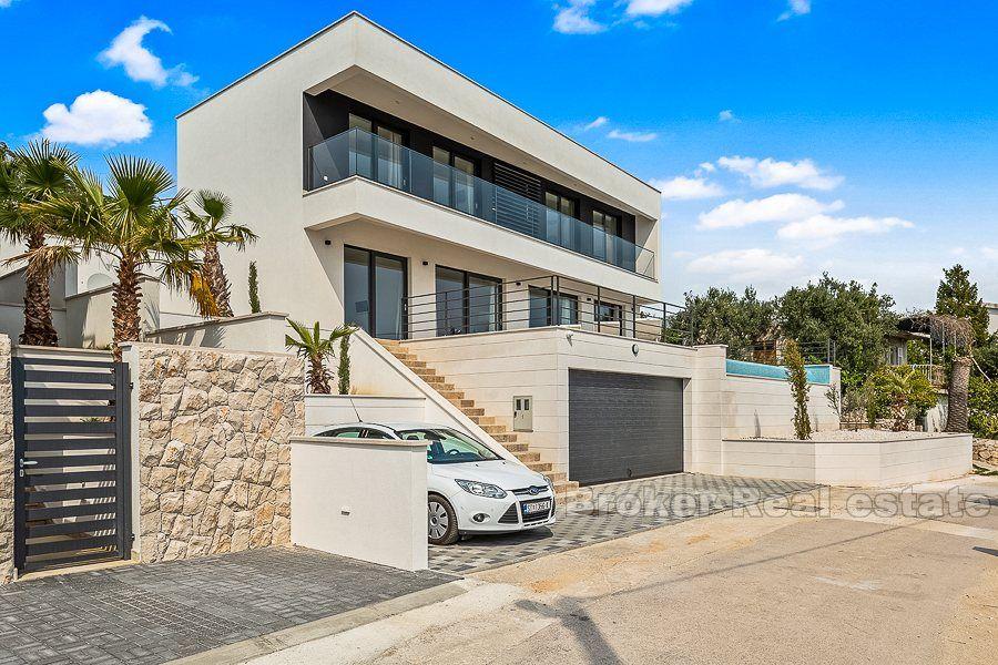 Près de Trogir, nouvelle villa moderne avec piscine