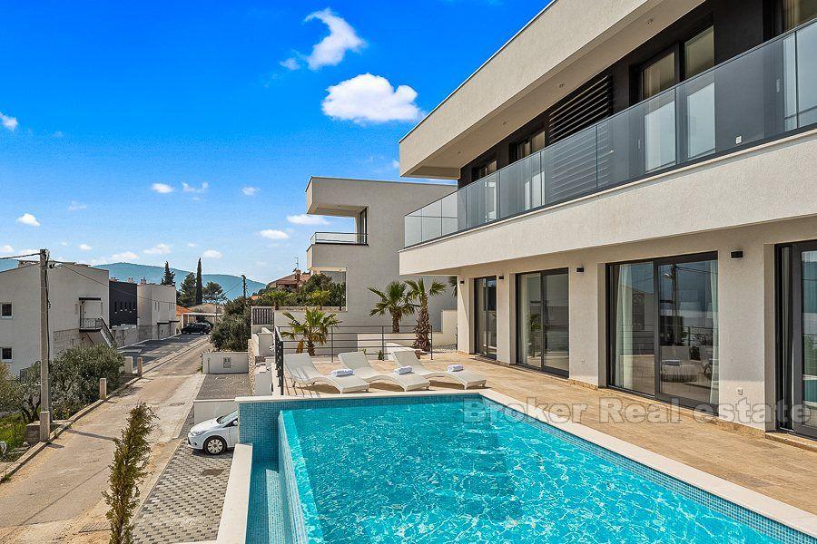 Nära Trogir, nybyggd, modern villa med pool