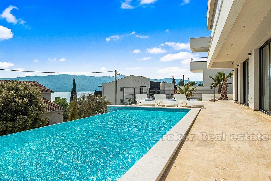 Nära Trogir, nybyggd, modern villa med pool