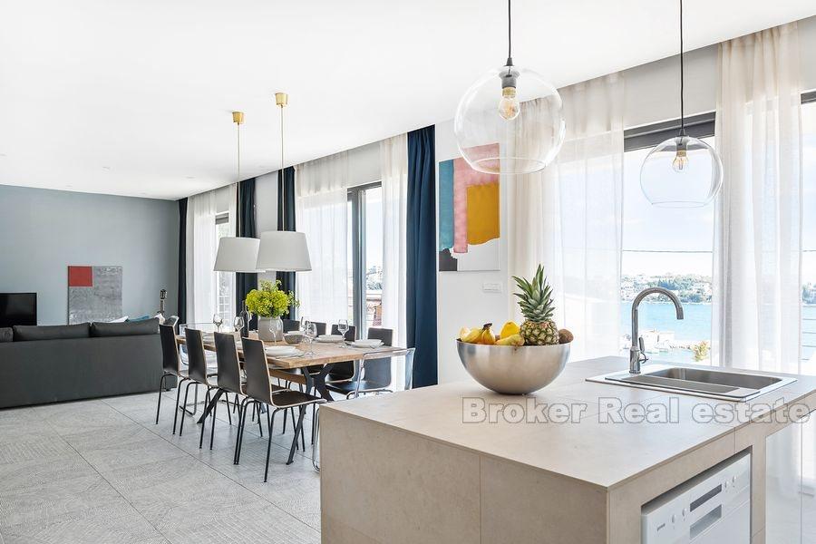 Nära Trogir, nybyggd, modern villa med pool