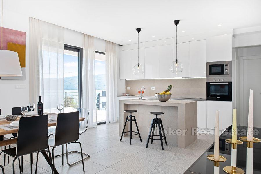 Nära Trogir, nybyggd, modern villa med pool