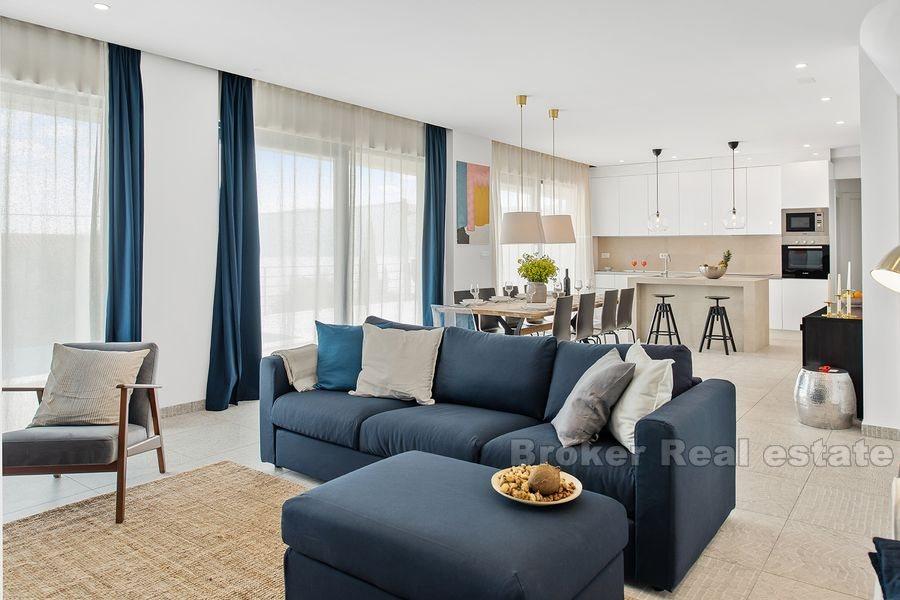 Nära Trogir, nybyggd, modern villa med pool