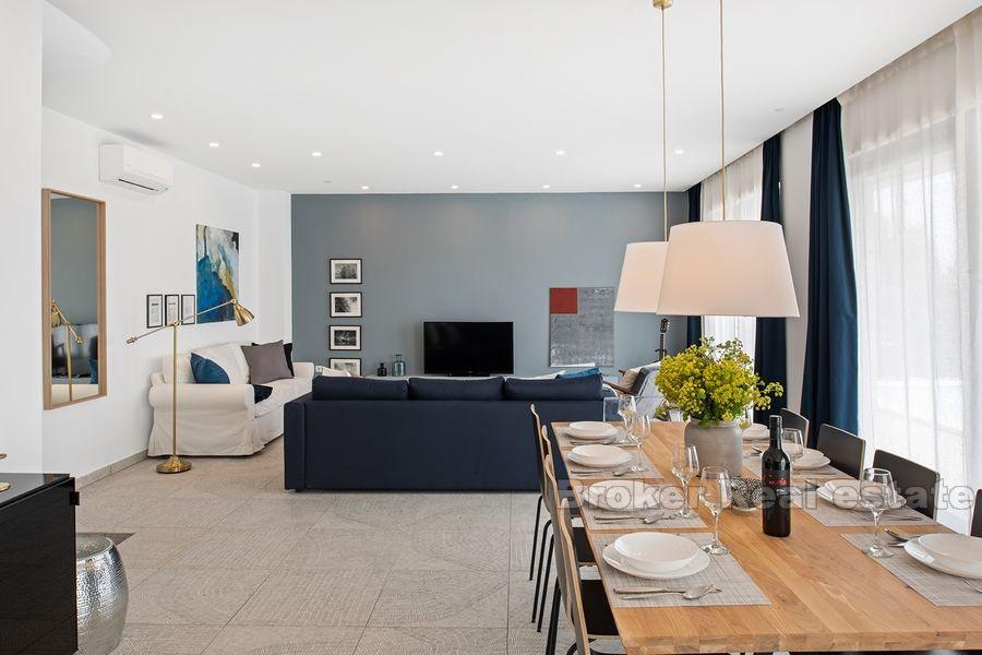 Nära Trogir, nybyggd, modern villa med pool