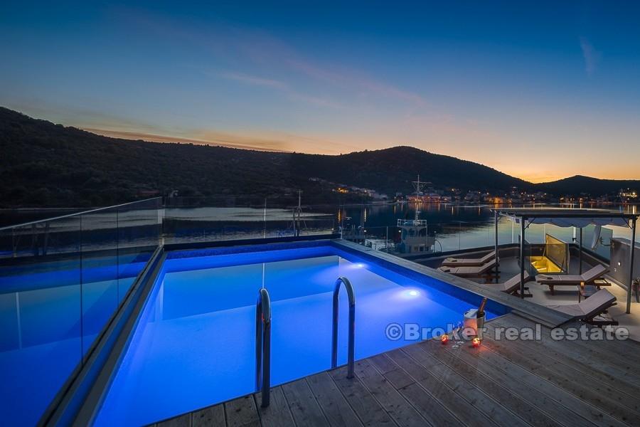 Trogir, elegancka, nowo wybudowana willa, w pierwszym rzędzie od morza