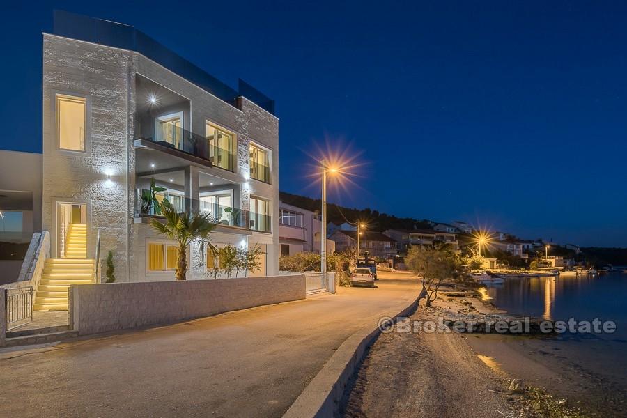 Trogir, elegancka, nowo wybudowana willa, w pierwszym rzędzie od morza