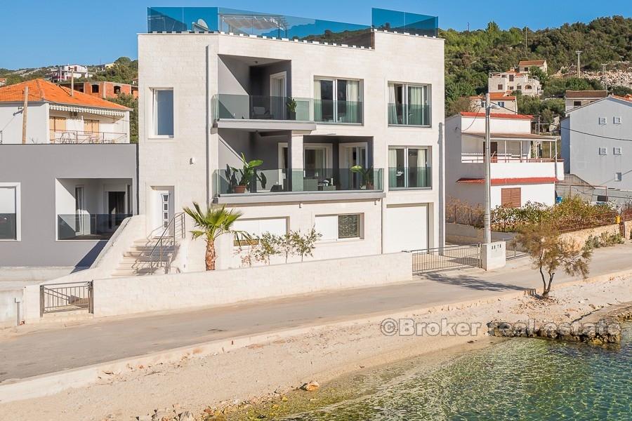 Trogir, elegancka, nowo wybudowana willa, w pierwszym rzędzie od morza