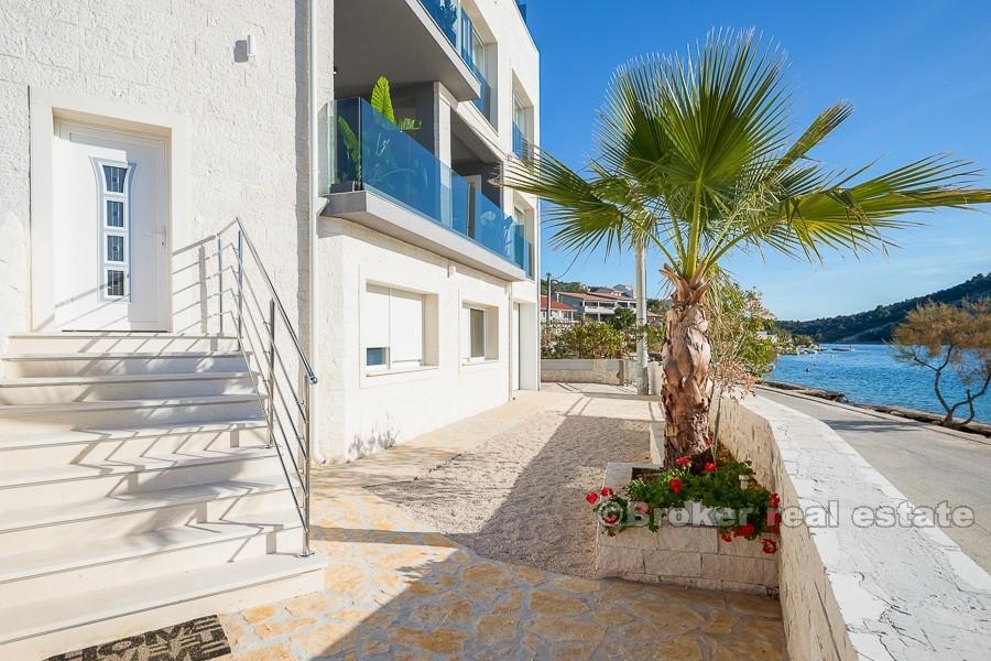Trogir, elegancka, nowo wybudowana willa, w pierwszym rzędzie od morza