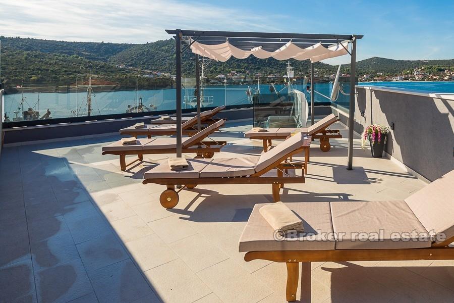 Trogir, elegancka, nowo wybudowana willa, w pierwszym rzędzie od morza