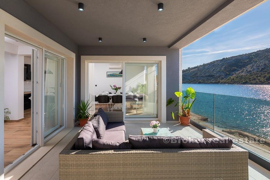 Trogir, elegancka, nowo wybudowana willa, w pierwszym rzędzie od morza