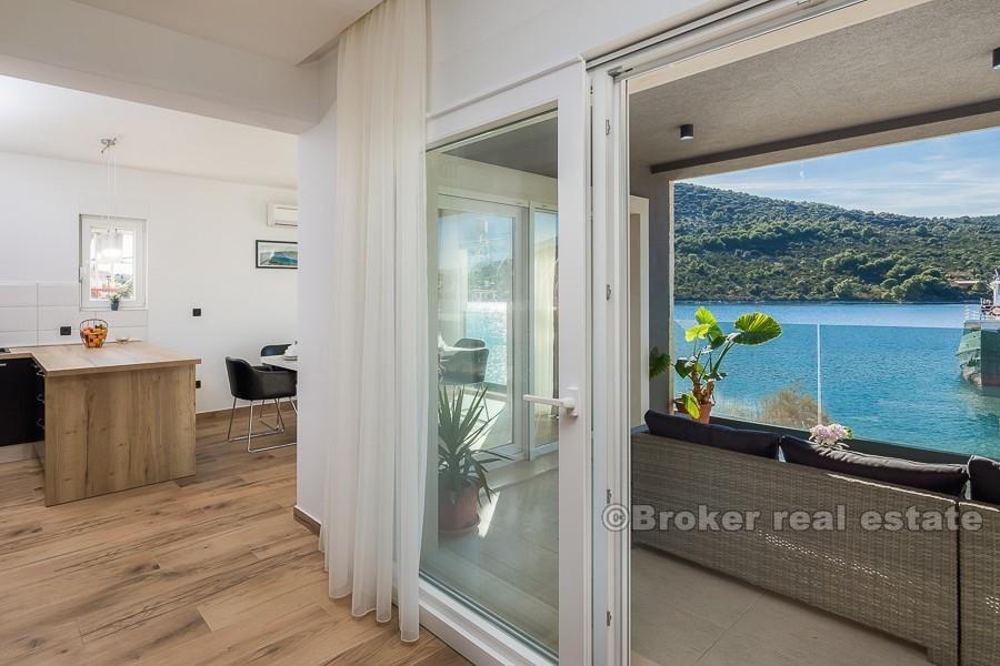 Trogir, elegancka, nowo wybudowana willa, w pierwszym rzędzie od morza