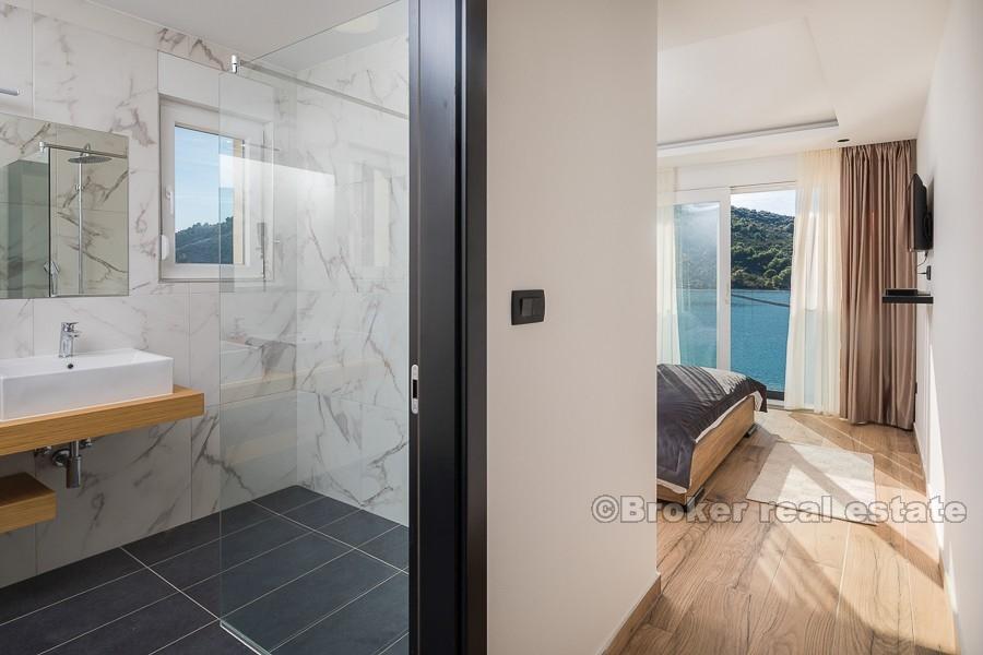 Trogir, elegancka, nowo wybudowana willa, w pierwszym rzędzie od morza