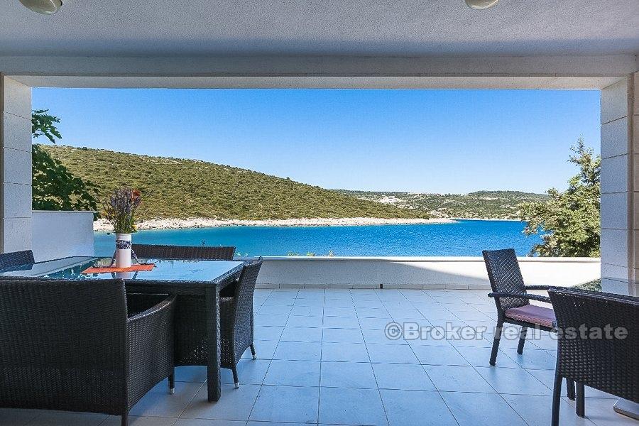 Rogoznica, villa dans la première rangée de la mer