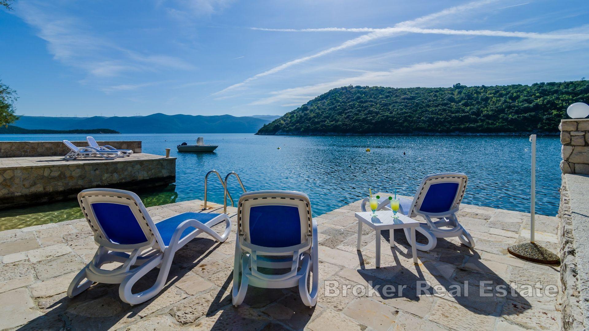 Плоче, жилой дом в первом ряду от моря