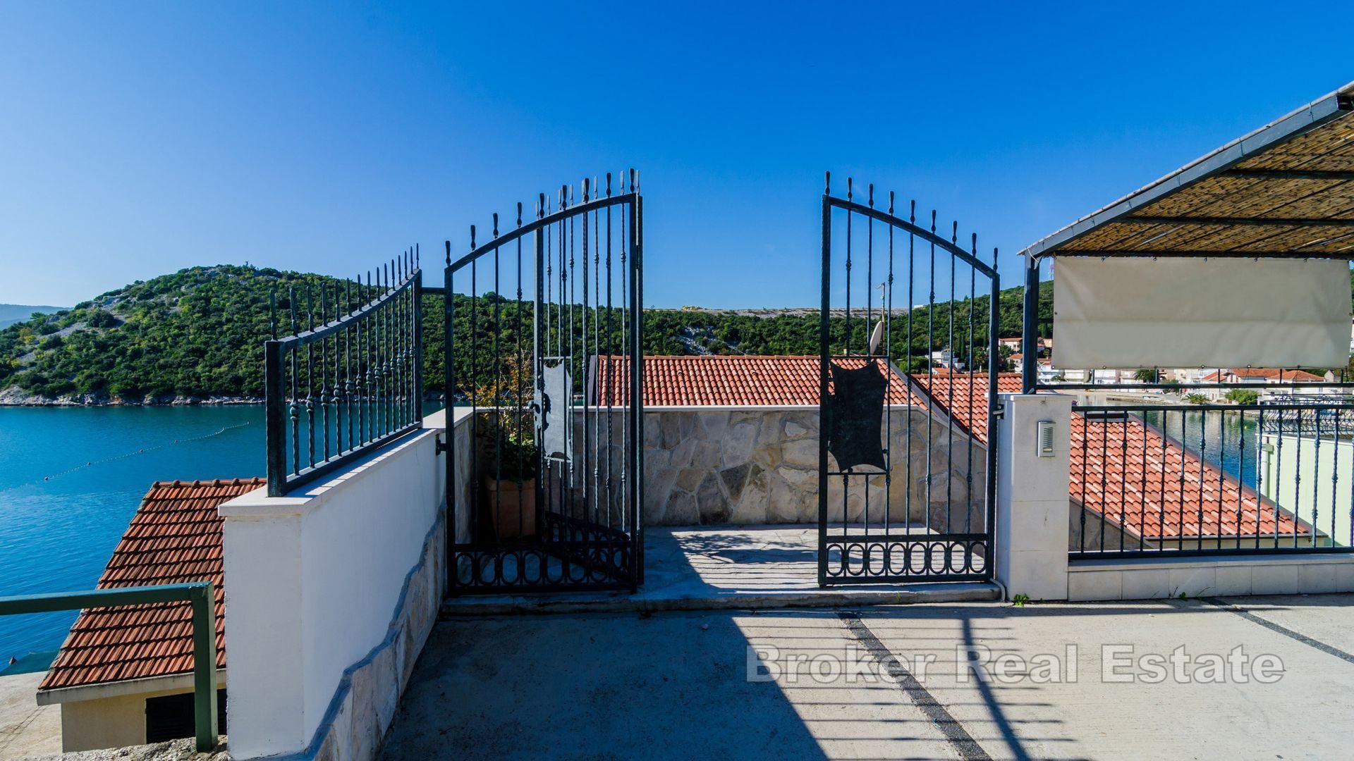 Плоче, жилой дом в первом ряду от моря