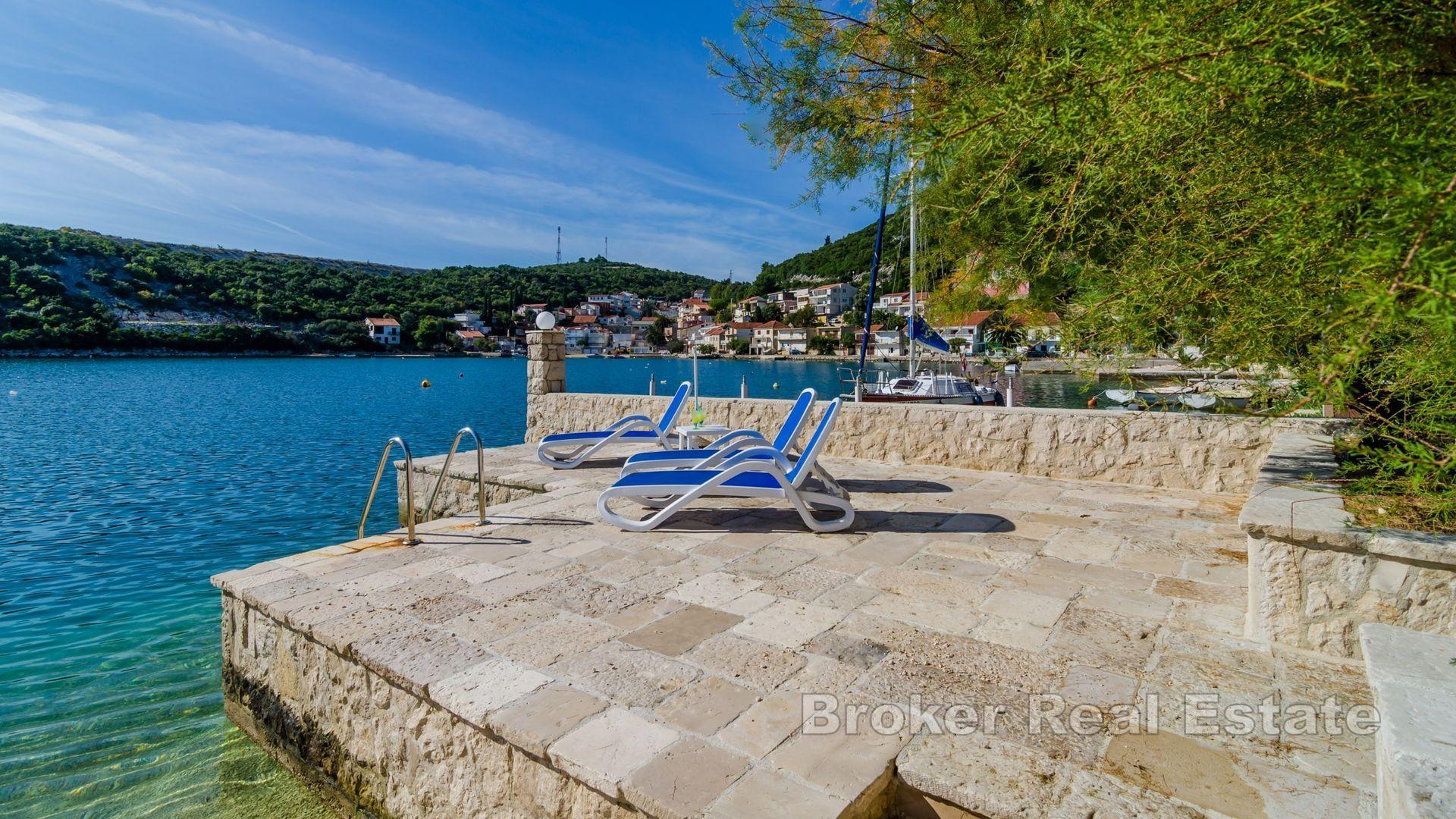 Плоче, жилой дом в первом ряду от моря