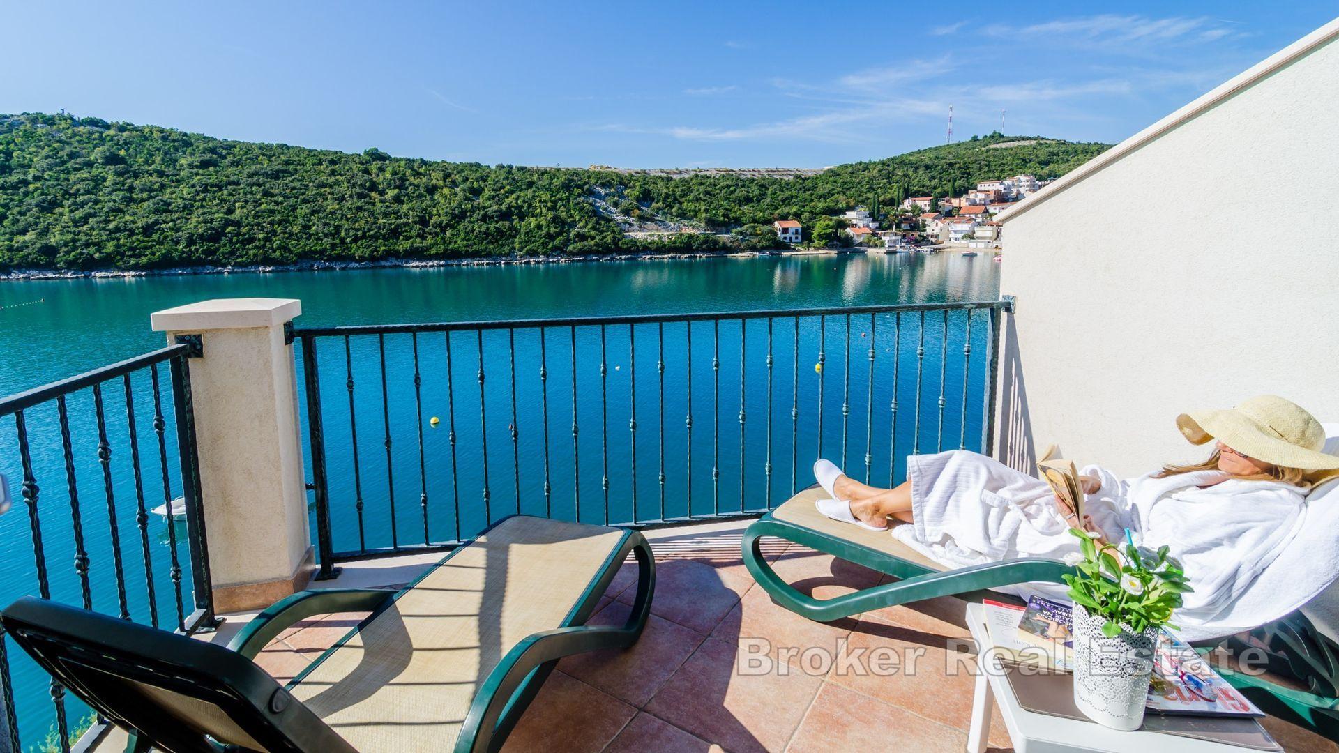 Плоче, жилой дом в первом ряду от моря